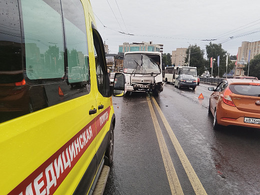 Двойная авария на Соковском мосту в Иванове: «ПАЗ» влетел в «УАЗ»